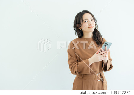有智能手機的女商人 有智能手機的女商人 139717275