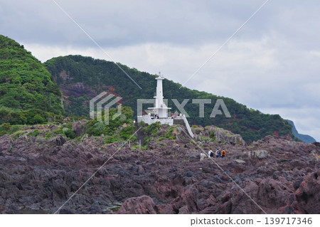 燈塔孤零零地矗立在大自然中,構成了一幅獨特的風景。 燈塔孤零零地矗立在大自然中,構成了一幅獨特的風景。 139717346