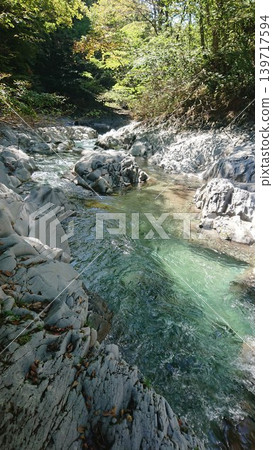 山谷裡美麗的河流 山谷裡美麗的河流 139717594