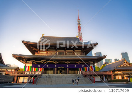 東京港區增上寺沐浴在夕陽中。 139717609