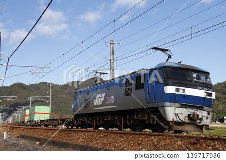 一列由EF210型機車牽引的貨運列車正在山陽本線上行駛。 一列由EF210型機車牽引的貨運列車正在山陽本線上行駛。 139717986