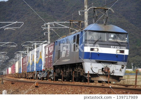 一列由EF210型機車牽引的貨運列車正在山陽本線上行駛。 139717989