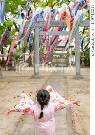 孩子們抬頭看鯉魚旗 孩子們抬頭看鯉魚旗 139718213