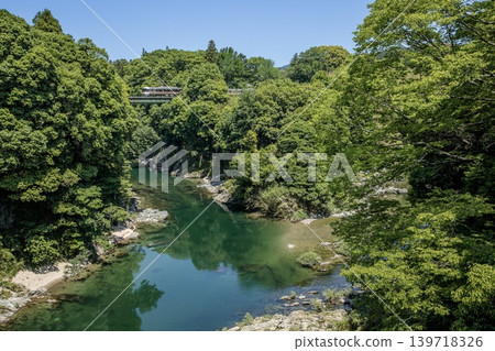 從新城市牛淵橋望去,可以看到長筱城,特快列車稻路號正駛過鐵路橋。 從新城市牛淵橋望去,可以看到長筱城,特快列車稻路號正駛過鐵路橋。 139718326