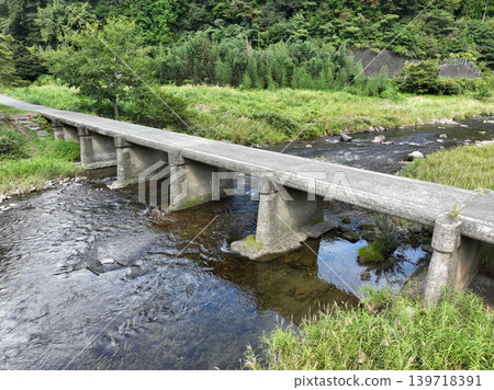 Scenery of the Kumaaki Submersible Bridge in Nakatosa Town, Kochi Prefecture 139718391