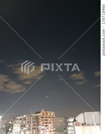 城市夜景，夜空和雲朵綿延在空中。 139718460