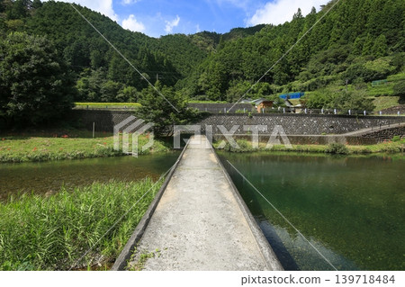 Scenery of Takahi Submersible Bridge in Nakatosa Town, Kochi Prefecture Scenery of Takahi Submersible Bridge in Nakatosa Town, Kochi Prefecture 139718484