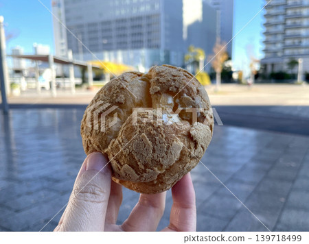 Cookie cream puff (handheld) Cookie cream puff (handheld) 139718499