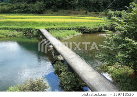 Scenery of Takahi Submersible Bridge in Nakatosa Town, Kochi Prefecture 139718520