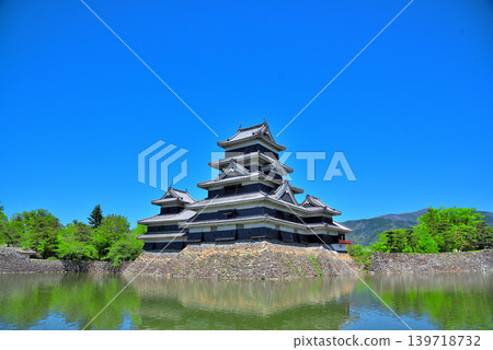 Matsumoto Castle in the fresh greenery of Nagano Prefecture Matsumoto Castle in the fresh greenery of Nagano Prefecture 139718732