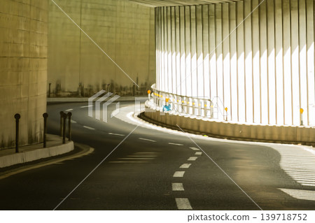 具有縱深感的混凝土隧道以及隧道後面的道路。 139718752