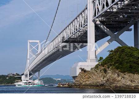 The Great Naruto Bridge and a white sightseeing boat passing beneath it (Awaji Island, Hyogo Prefecture) The Great Naruto Bridge and a white sightseeing boat passing beneath it (Awaji Island, Hyogo Prefecture) 139718810
