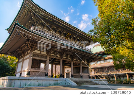 The massive Sanmon (main gate) of the head temple Sojiji, towering against the blue sky in Yokohama City, Kanagawa Prefecture. The massive Sanmon (main gate) of the head temple Sojiji, towering against the blue sky in Yokohama City, Kanagawa Prefecture. 139719040