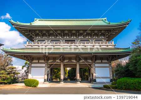 在神奈川縣橫濱市,總寺總寺巨大的三門(正門)在藍天的映襯下巍然聳立。 在神奈川縣橫濱市,總寺總寺巨大的三門(正門)在藍天的映襯下巍然聳立。 139719044