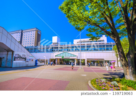 日本橫濱,城市景觀,5月17日。櫻木町車站和列車,綠意盎然,景色宜人。 Pio City的屋頂上掛著一塊白色的招牌… 日本橫濱,城市景觀,5月17日。櫻木町車站和列車,綠意盎然,景色宜人。 Pio City的屋頂上掛著一塊白色的招牌… 139719063