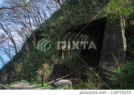 The entrance to the abandoned Oyashirazu brick tunnel 139719259
