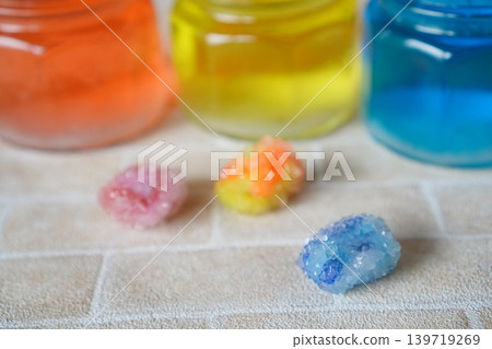 為科學專案製作的色彩繽紛的水晶寶石作品。 為科學專案製作的色彩繽紛的水晶寶石作品。 139719269