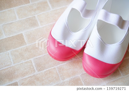 兒童室內鞋：為幼兒園/小學入學做準備的日常用品。 139719271