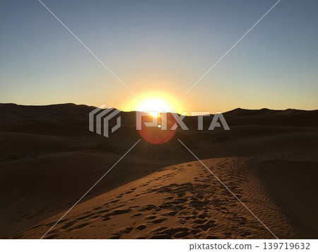 在撒哈拉沙漠的日落 在撒哈拉沙漠的日落 139719632