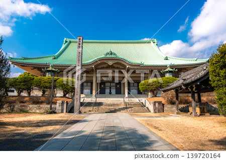 In Yokohama City, Kanagawa Prefecture, the massive main hall of the head temple Sojiji stands majestically against the backdrop of the blue sky and the approach to the temple. In Yokohama City, Kanagawa Prefecture, the massive main hall of the head temple Sojiji stands majestically against the backdrop of the blue sky and the approach to the temple. 139720164