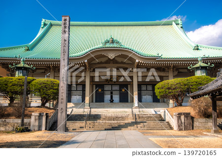 In Yokohama City, Kanagawa Prefecture, the massive main hall of the head temple Sojiji stands majestically against the backdrop of the blue sky and the approach to the temple. In Yokohama City, Kanagawa Prefecture, the massive main hall of the head temple Sojiji stands majestically against the backdrop of the blue sky and the approach to the temple. 139720165