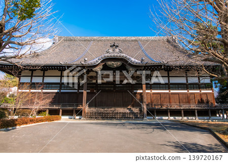 神奈川縣橫濱市總寺的住持殿(住持住處)擁有宏偉的瓦片屋頂和弧形山牆,在藍天的映襯下格外醒目。 神奈川縣橫濱市總寺的住持殿(住持住處)擁有宏偉的瓦片屋頂和弧形山牆,在藍天的映襯下格外醒目。 139720167