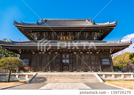 神奈川縣橫濱市:總寺大殿(大王殿)雄偉的木造建築在藍天的襯托下格外醒目。 神奈川縣橫濱市:總寺大殿(大王殿)雄偉的木造建築在藍天的襯托下格外醒目。 139720170