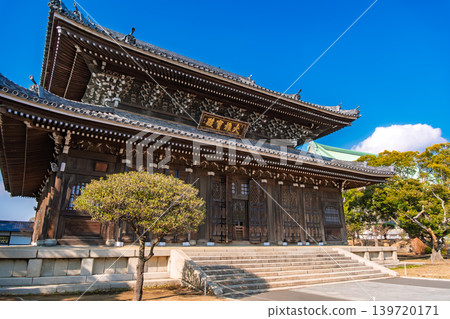 Yokohama City, Kanagawa Prefecture: The imposing wooden structure of the Sojiji Temple's main hall (Daio-hoden), standing out against the blue sky. 139720171