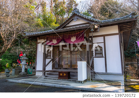 神奈川縣橫濱市總寺總寺的主殿(梅庵)和地藏菩薩像,有美麗的拱形窗戶和紫色窗簾。 神奈川縣橫濱市總寺總寺的主殿(梅庵)和地藏菩薩像,有美麗的拱形窗戶和紫色窗簾。 139720172