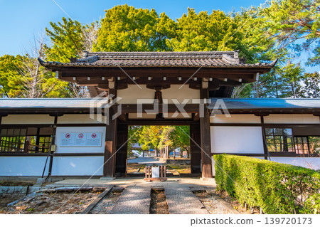 神奈川縣橫濱市的宗寺是一座重要的佛教寺廟,其玉戶門的白色牆壁在藍天和翠綠的映襯下顯得格外醒目。 神奈川縣橫濱市的宗寺是一座重要的佛教寺廟,其玉戶門的白色牆壁在藍天和翠綠的映襯下顯得格外醒目。 139720173