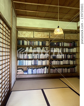 位於長野縣輕井澤市追分町的堀達夫文學紀念館內,一間擺滿了書籍的日式房間。 位於長野縣輕井澤市追分町的堀達夫文學紀念館內,一間擺滿了書籍的日式房間。 139720881