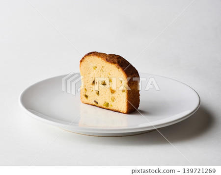 白色盤子上的磅蛋糕 139721269