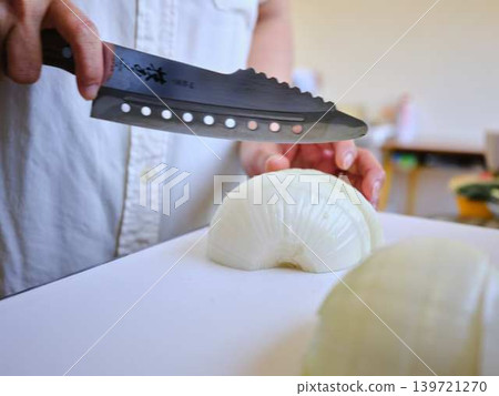 slice onions slice onions 139721270