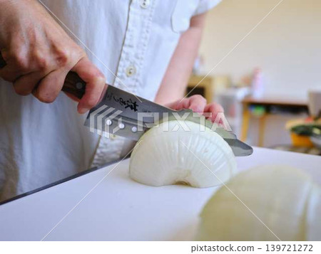 slice onions slice onions 139721272