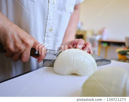 slice onions slice onions 139721273
