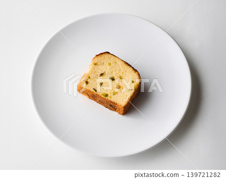 白色盤子上的磅蛋糕 139721282