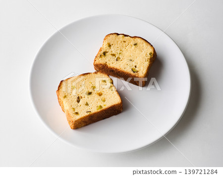 白色盤子上的磅蛋糕 139721284