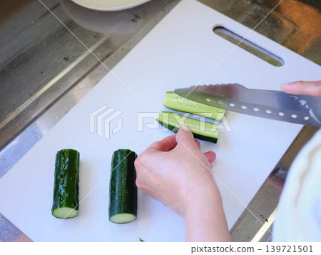 用三德刀將黃瓜切絲 用三德刀將黃瓜切絲 139721501