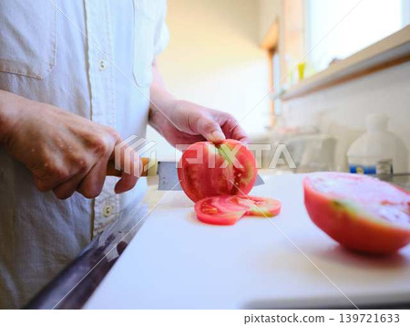 A young woman cooking tomatoes 139721633