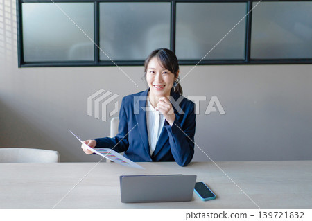 woman operating a laptop 139721832