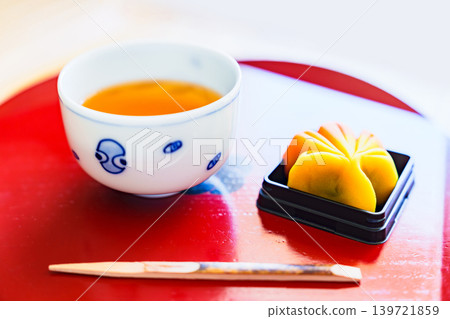 練切是一種傳統的日本點心,被歸類為「高級」和菓子(日式甜點)。 練切是一種傳統的日本點心,被歸類為「高級」和菓子(日式甜點)。 139721859