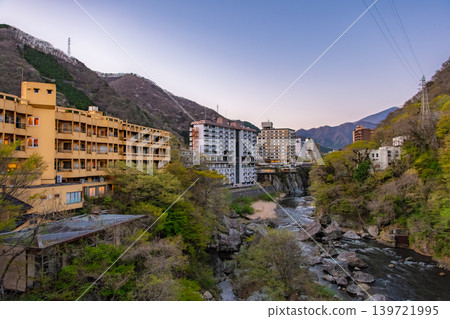 從栃木縣日光市的芙蕾愛橋上看到的夕陽下鬼怒川溫泉峽谷和溫泉小鎮的秀麗景色。 從栃木縣日光市的芙蕾愛橋上看到的夕陽下鬼怒川溫泉峽谷和溫泉小鎮的秀麗景色。 139721995