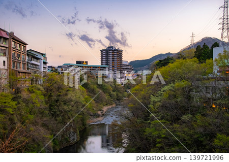 從栃木縣日光市的芙蕾愛橋上看到的夕陽下鬼怒川溫泉峽谷和溫泉小鎮的秀麗景色。 從栃木縣日光市的芙蕾愛橋上看到的夕陽下鬼怒川溫泉峽谷和溫泉小鎮的秀麗景色。 139721996