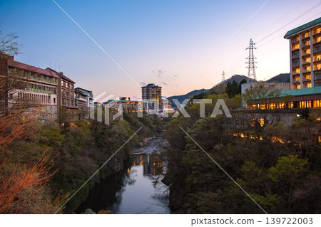 栃木縣日光市：從鬼怒川溫泉可以欣賞到美麗的日落天空漸變，景色令人嘆為觀止。 139722003