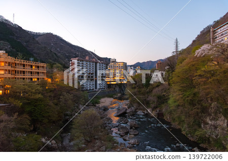 栃木縣日光市:夜晚的鬼怒川峽谷和溫泉小鎮景色壯麗,飯店燈光倒映在水面上。 栃木縣日光市:夜晚的鬼怒川峽谷和溫泉小鎮景色壯麗,飯店燈光倒映在水面上。 139722006