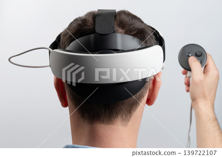 Man in Virtaul reality headset Man in Virtaul reality headset 139722107