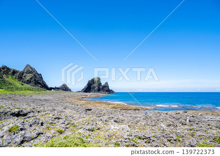 台灣蘭嶼:火山岩海岸線全景,俯瞰山脈和太平洋。 台灣蘭嶼:火山岩海岸線全景,俯瞰山脈和太平洋。 139722373