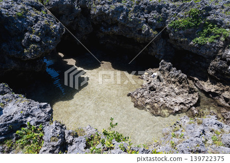 台灣蘭嶼：愛情洞天然岩層和碧綠海水的鳥瞰圖。 139722375