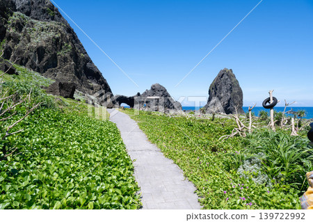 台灣蘭嶼:桐廬北岸一個巨大的火山海蝕洞穴。 台灣蘭嶼:桐廬北岸一個巨大的火山海蝕洞穴。 139722992