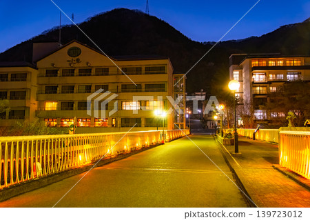 栃木縣日光市：夜晚，黑金橋溫暖的燈光將你引向遠方，鬼怒川溫泉的城鎮風光盡收眼底。 139723012